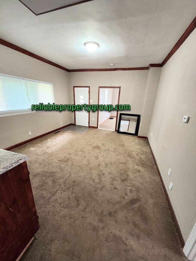 Building Photo - 436 E Taber St