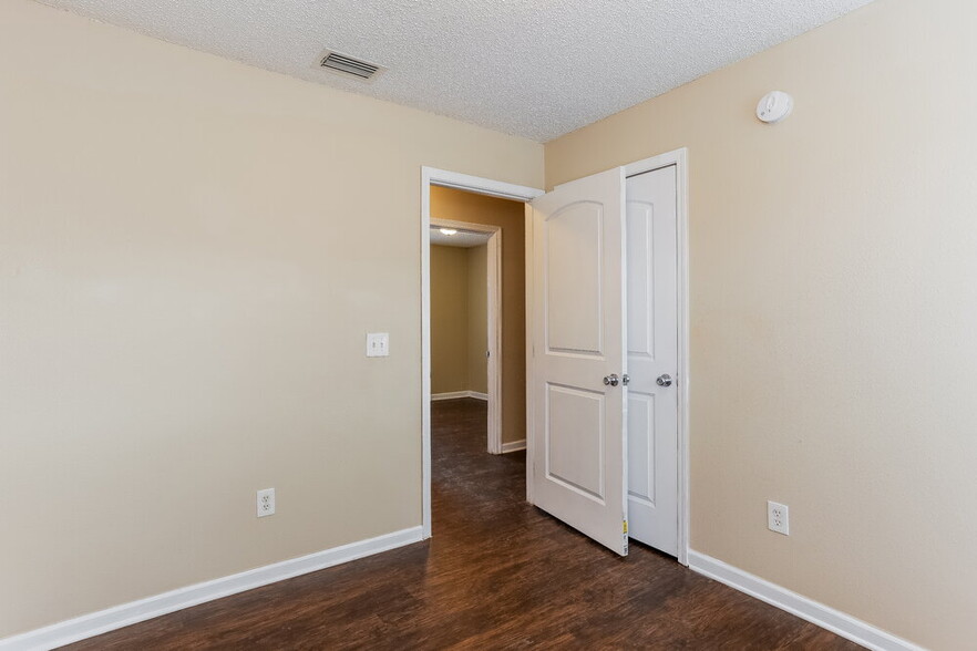 Building Photo - 1554 Brook Forest Dr