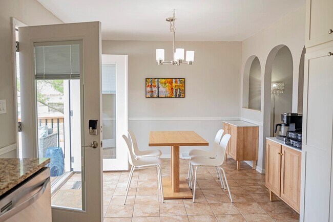 Building Photo - 413 SE Lana Ct