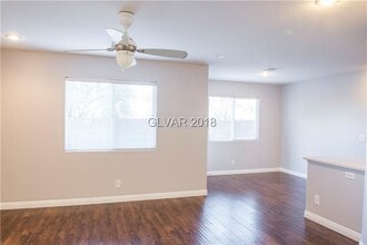 Building Photo - Great 3 bd / 3 bth home in a SW community w/pool & park