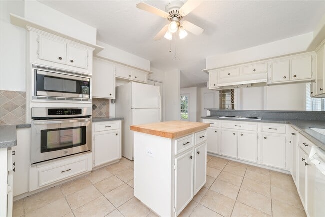 Building Photo - 11838 Riverview Dr