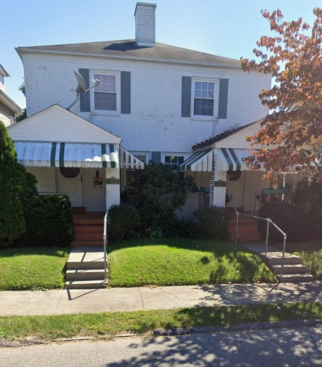 Primary Photo - Charming Two Bedroom Close to Kanawha Boul...