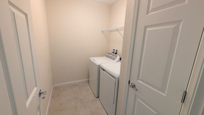 Building Photo - Spacious Townhome in Desirable Vizcaya Falls 3-bedroom, 2.5-bath townhome