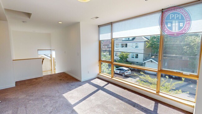 Building Photo - Modern Townhome In SE  2 Bdrm +Loft- Large...