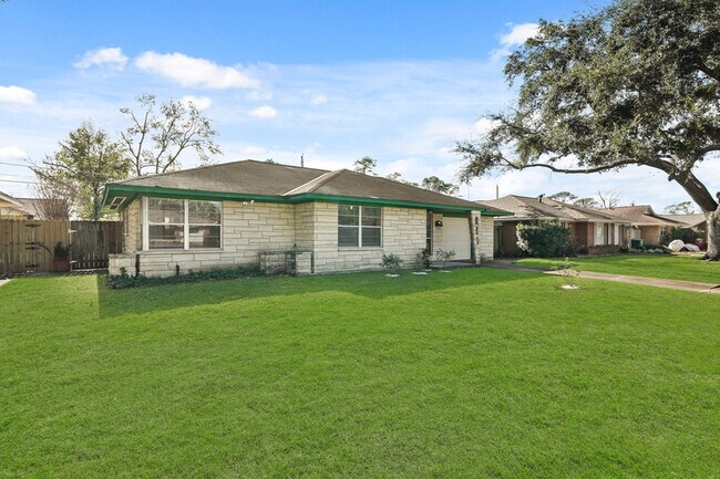 Building Photo - 1207 Stonecrest Dr
