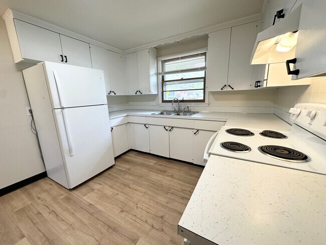 Building Photo - 490 St Bernard Dr