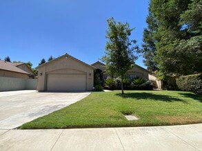 Building Photo - 2643 W Oakridge Ave