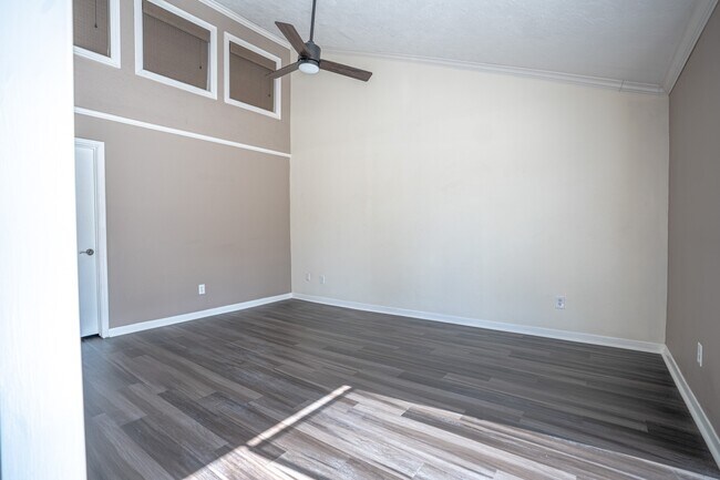 Building Photo - 928 Memorial Village Dr