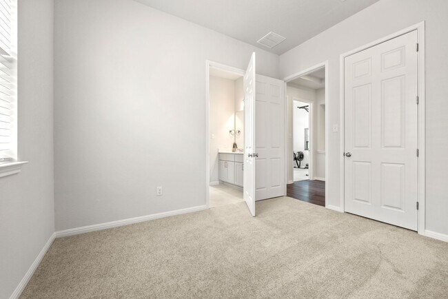 Building Photo - Like New in Texas Hill Country!!!!