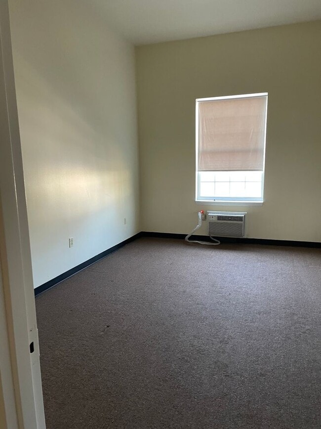 Building Photo - Cute 1 Bedroom Apartment in Senior Building