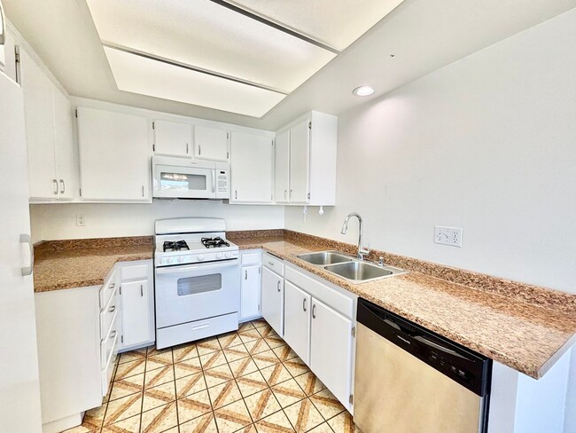 Building Photo - Oxnard | Welcome to the Pearl of Oxnard Du...