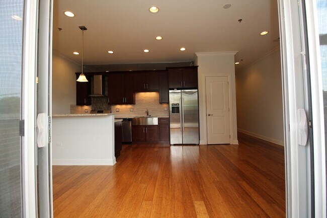 Building Photo - 1609 W Warren Blvd