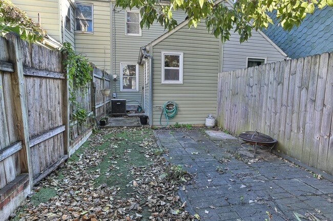 Building Photo - Adorable 2 Bedroom Single Family on Penn St