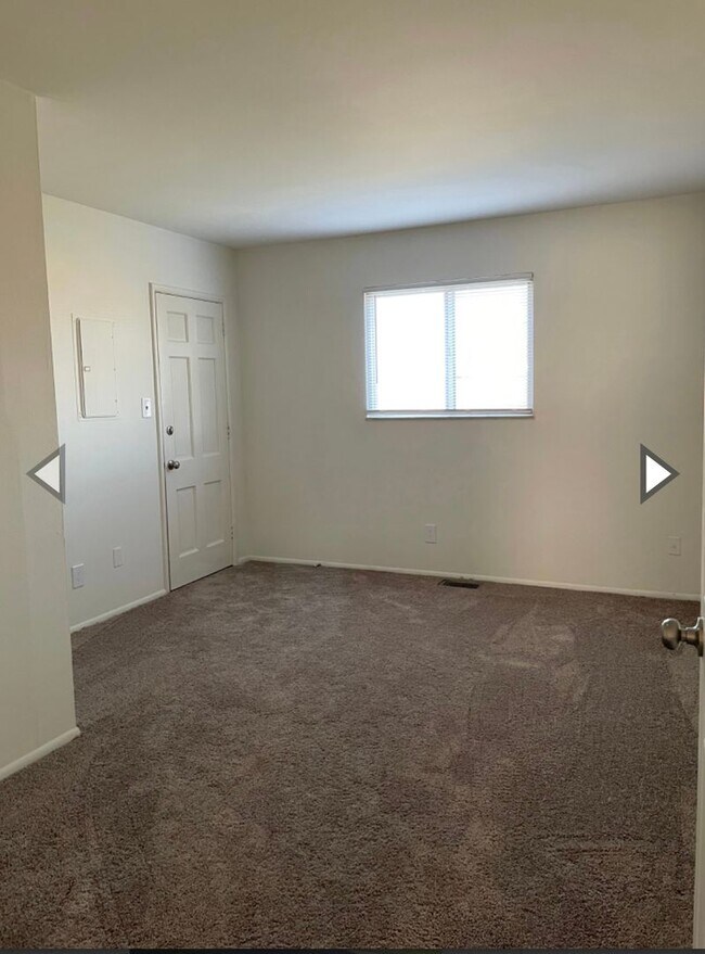 Building Photo - 2 bedroom ranch style apartment