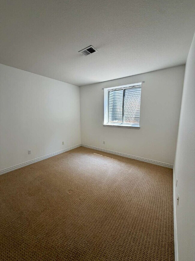 Building Photo - Don’t Miss out on this 4-bedroom 3 bath home in the gated Lighthouse Villas Community.