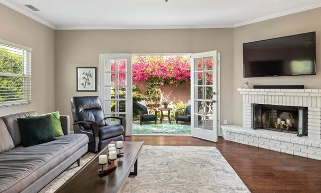 Building Photo - Beautiful 3 BEDROOM 2 BATH in Hawthorne with Garage. 1/2 off the 1st month of rent on OAC.