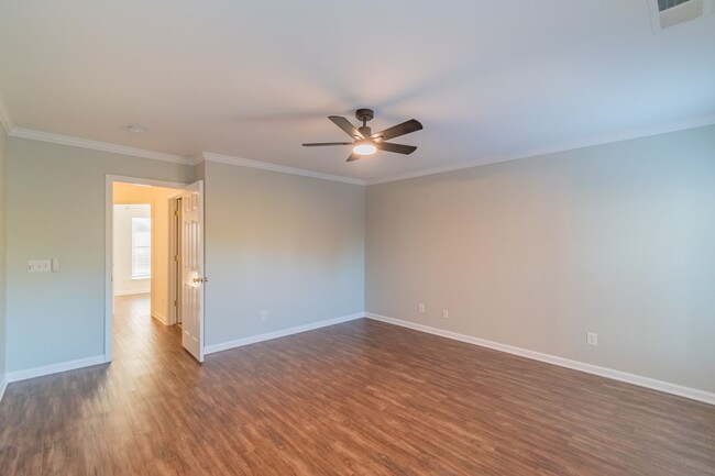 Building Photo - Charming end unit townhome in Matthews!