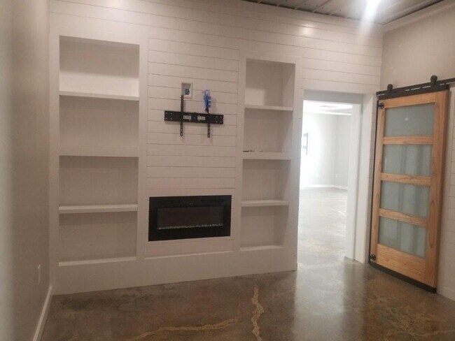 Building Photo - 6047 Wayne Memorial Dr