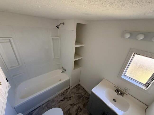 Building Photo - 2545 Park Dr