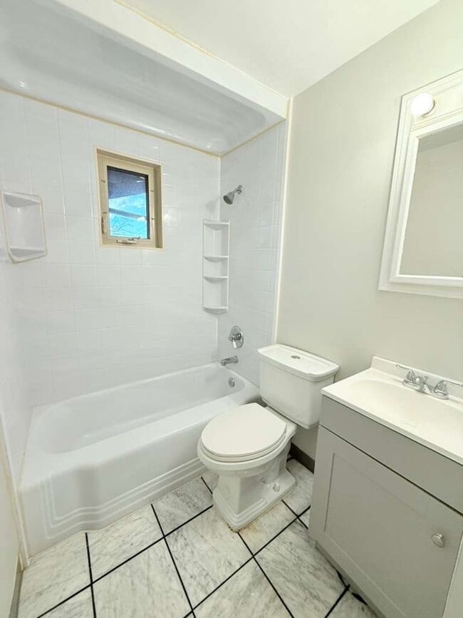 Building Photo - Updated 3BD 2BA Apartment Located in a Great Area!!