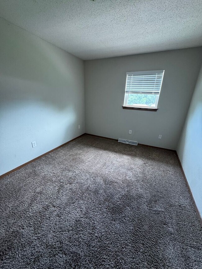 Building Photo - Three Level Condo with Garage