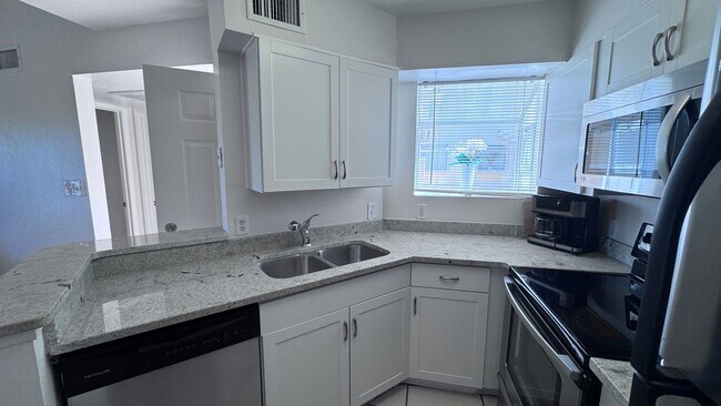 Building Photo - Fully Furnished 1BR/1BA Condo Just 3 Block...