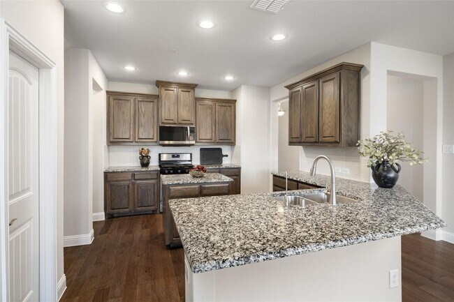 Building Photo - Beautiful 3-Bedroom Townhome in Prime Allen Location!