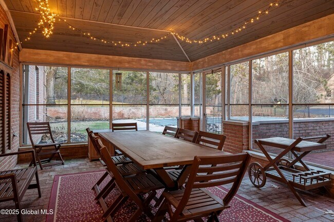 Building Photo - 147 Rock City Rd