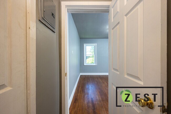 Building Photo - 5235 Haverhill St