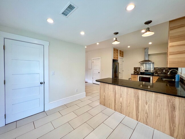 Building Photo - Charming 2 Bedroom Home - All utilities in...