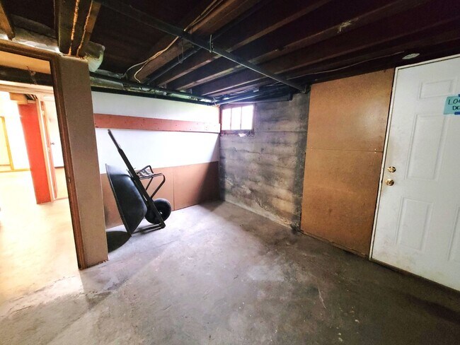 Building Photo - Spacious Unique Home in Central Location