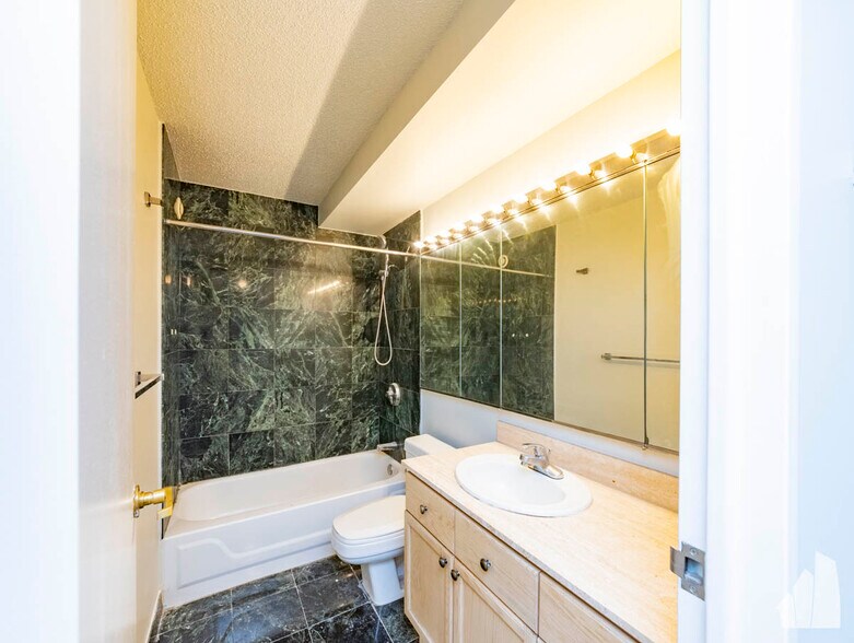 Building Photo - 195 N Harbor Dr