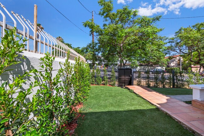 Building Photo - 1905 S Orange Dr