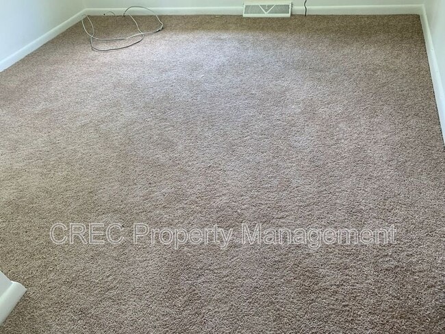 Building Photo - 205 Pinewood Dr