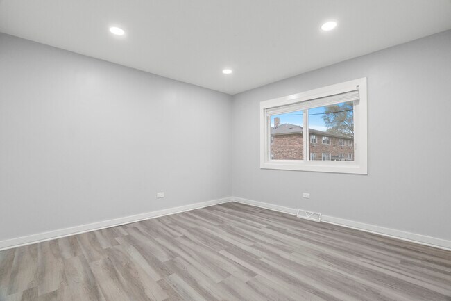 Building Photo - 821 E Lilly Ln