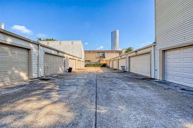 Building Photo - 1926 Augusta Dr