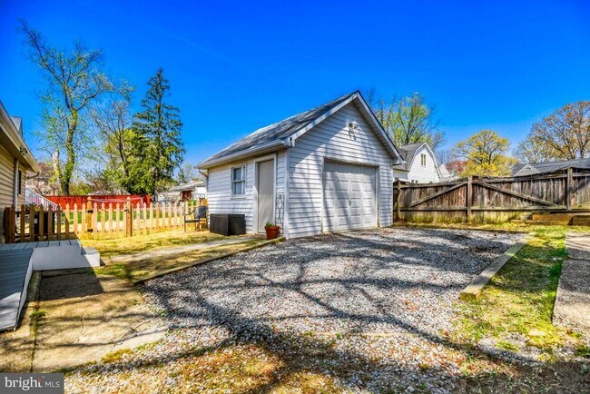 Building Photo - 1715 Tacoma Rd