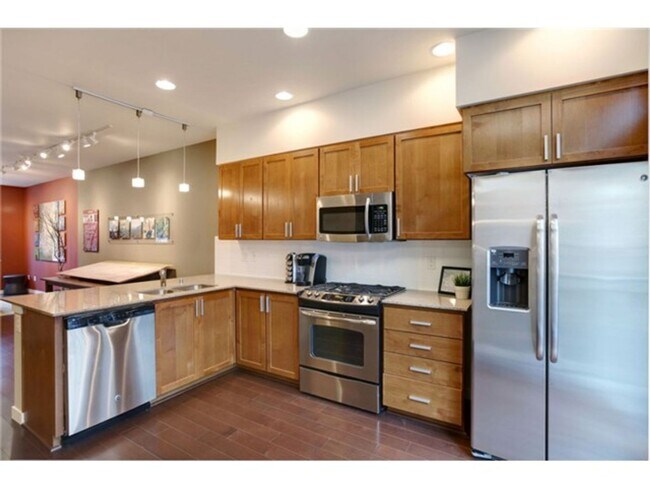 Building Photo - Bright & Spacious 2bed/2.5bath Townhome in Issaquah!