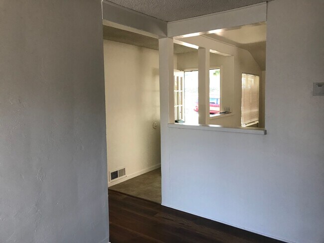 Building Photo - Great Home Near Cal Poly!