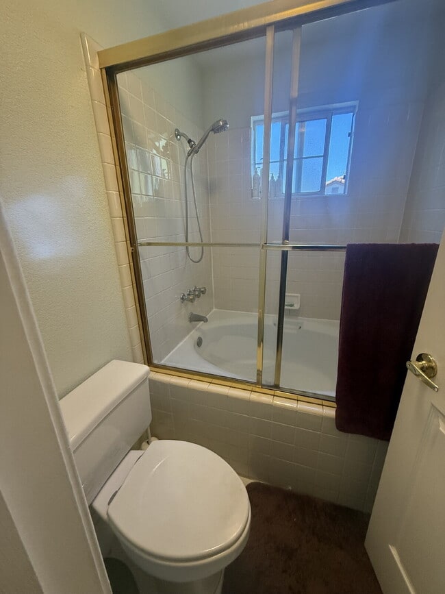 Building Photo - Charming 3 Bedroom 2.5 Bathroom Home in Pr...