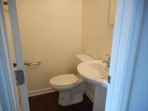 Building Photo - 2 bedroom 1.5 bathroom townhouse