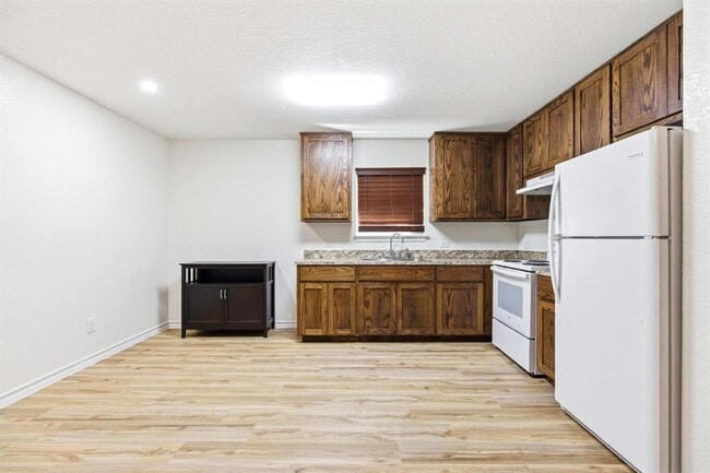 Building Photo - 823 N Commerce St