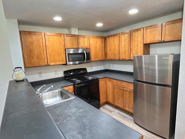 Building Photo - East Hill 2-bedroom top-floor unit w/s/g i...