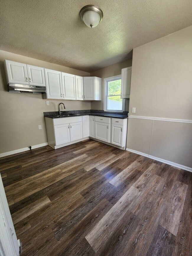 Building Photo - Charming 3-Bedroom Property in Prime Location