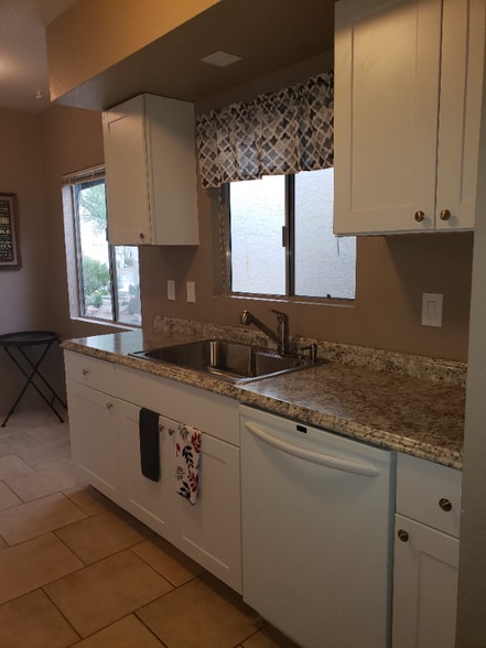 Building Photo - 328 N Calle Del Chancero