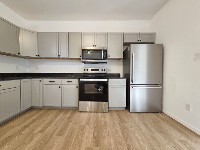 Building Photo - Large 3 story home located in Glenwood Park just minutes from downtown Richmond