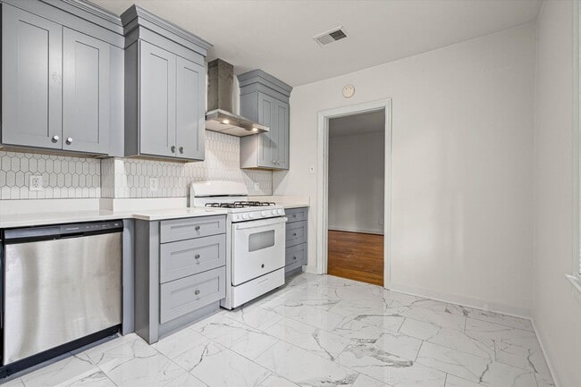 Building Photo - CHARMING MIDTOWN COTTAGE with Updated Kitchen