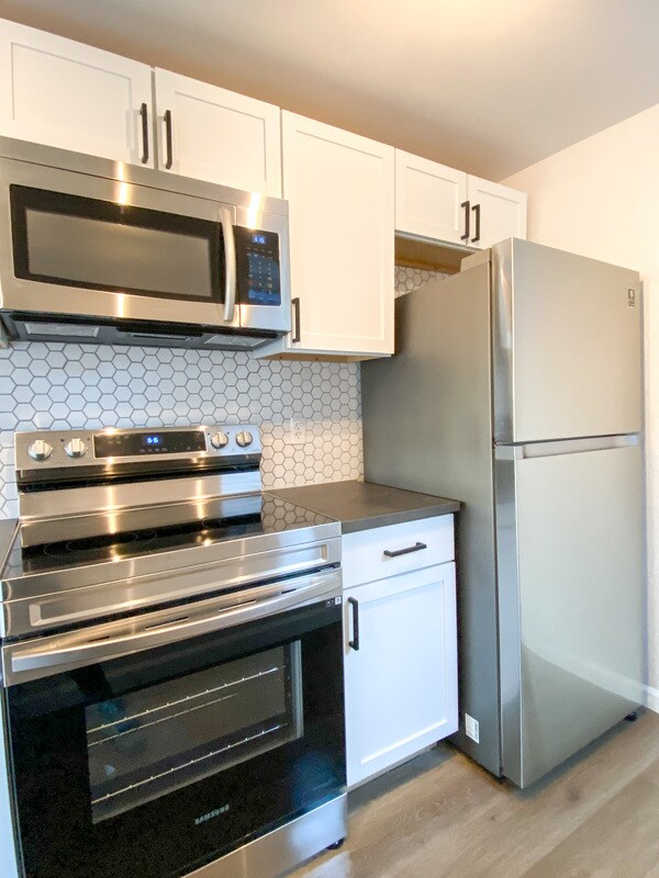 Building Photo - 139-141-141 E Sycamore St