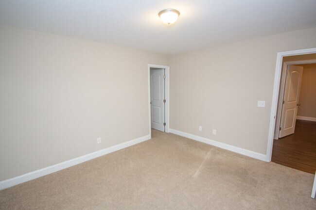 Building Photo - Spacious Full Brick in Athens City Limits!...