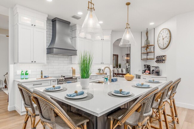 Building Photo - 2501 SW Buena Vista Dr